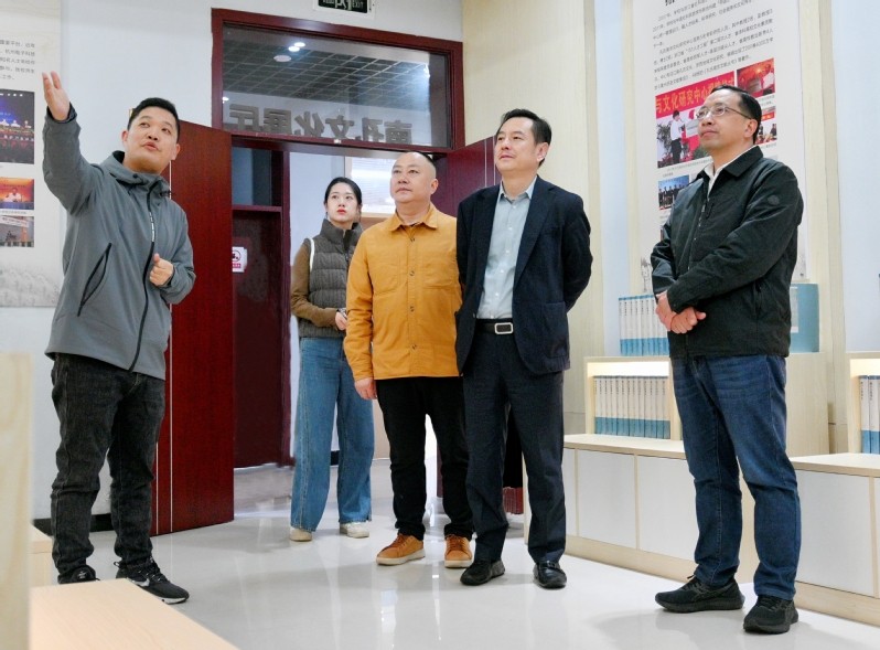 1734591557863677.jpg 中国当代著名书画家陈忠洲来校调研.jpg